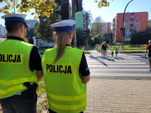 Policjanci Ruchu drogowego pilnują bezpieczeństwa pieszych na przejściu dla pieszych na jednej z ulic w Zielonej Górze