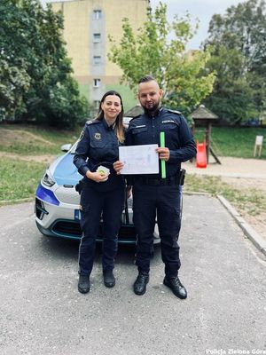 Sierżant sztabowy Kamil Sałek z Wydziału Prewencji Komendy Miejskiej Policji w Zielonej Górze wraz ze starszą strażnik Katarzyną Uberna ze Straży Miejskiej w Zielonej Górze