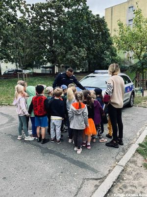 Policjant pokazuje dzieciom radiowóz