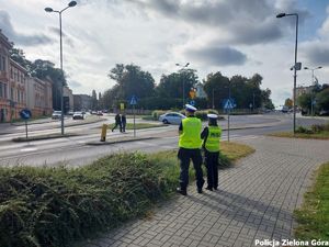 Policjanci Ruchu Drogowego pilnują bezpieczeństwa na jednym z rond w Zielonej Górze