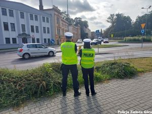 Policjanci Ruchu Drogowego pilnują bezpieczeństwa na jednym z rond w Zielonej Górze