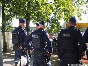 Policjanci zabezpieczają teren stadionu żużlowego