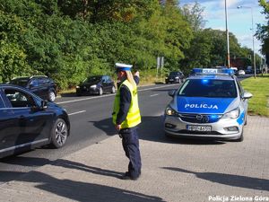 Policjantka Ruchu Drogowego pilnuje bezpieczeństwa na drodze