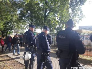 Policjanci zabezpieczają teren stadionu żużlowego