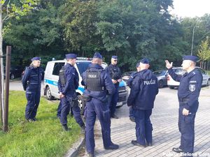 Policjanci zabezpieczają teren stadionu żużlowego