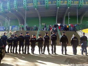 Policjanci zabezpieczają teren stadionu żużlowego