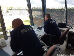 Policjanci oglądają mecz i pilnują bezpieczeństwa na stadionie