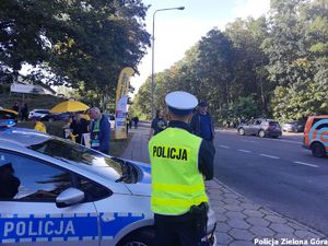 Policjant Ruchu Drogowego pilnuje bezpieczeństwa na drodze obok stadionu żużlowego