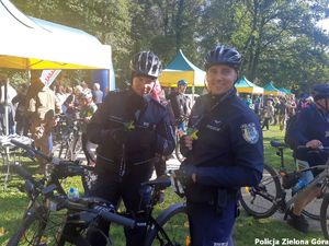 Umundurowani policjanci biorący udział w rajdzie rowerowym