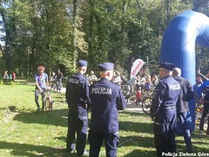 Policjanci zabezpieczają metę rajdu rowerowego