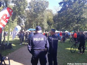 Policjanci zabezpieczają piknik w Zatoniu