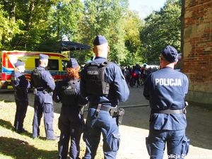 Policjanci zabezpieczają piknik w Zatoniu