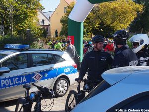 Policjanci zabezpieczają rajd rowerowy