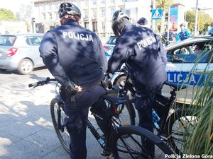 Policjanci zabezpieczają rajd rowerowy