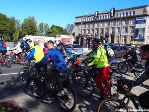 Uczestnicy rajdu rowerowego na jednej z ulic Zielonej Góry