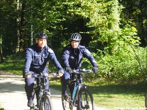 Umundurowani policjanci biorący udział w rajdzie rowerowym