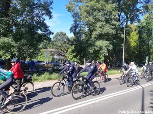 Policjanci i uczestnicy rajdu rowerowego