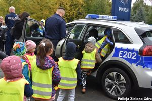 Policjant pokazuje dzieciom radiowóz