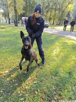 Policjantka z czworonożnym funkcjonariuszem w parku