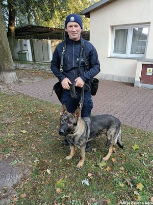 Policjant z czworonożnym funkcjonariuszem