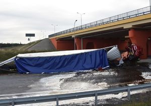 Rozwalony samochód ciężarowy pod wiaduktem na drodze ekspresowej