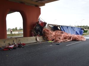 Rozwalony samochód ciężarowy pod wiaduktem na drodze ekspresowej