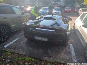 Policjant Ruchu Drogowego kontroluje pojazd marki Ferrari