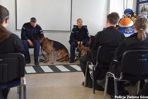 Uczniowie klasy policyjnej spotkali się z policyjnymi psami Koką i Tili i ich przewodnikami