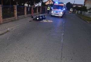 Policja i Straż Pożarna zabezpiecza miejsce po wypadku motocyklisty