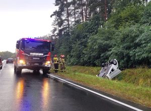 Straż Pożarna zabezpiecza miejsce po dachowaniu pojazdu