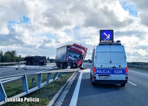 Radiowóz informuje o wypadku dwóch pojazdów ciężarowych