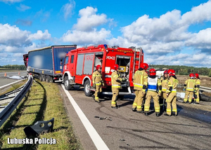 Straż pożarna zabezpiecza miejsce po wypadku pojazdów ciężarowych