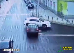 Zdjęcie okazuje moment zderzenia dwóch pojazdów uchwycone przez kamery monitoringu miejskiego