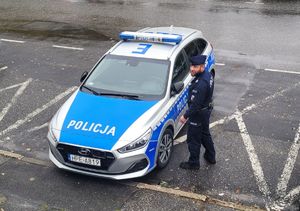 Zielonogórski policjant stoi przy radiowozie