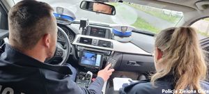 Policjanci Ruchu Drogowego sprawdzają nagranie z wideorejestratora w radiowozie