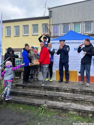 Przekazanie wielkiej drewnianej statuetki jeża „Przyjaciel Zwierząt” przez Zastępcę Komendanta Miejskiego Policji w Zielonej Górze komisarza Krzysztofa Marciniaka następcom wyróżnionym przez organizatorów