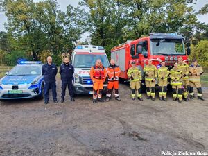 Policjanci pozują do zdjęcia z ratownikami medycznymi i strażakami