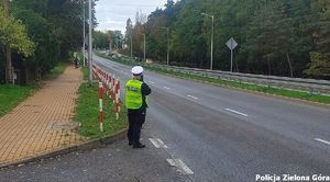 Policjantka Ruchu Drogowego kontroluje prędkość samochodów