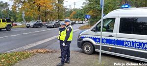 Dwóch policjantów Ruchu Drogowego pilnuje porządku przy cmentarzu na ulicy Wrocławskiej w Zielonej Górze