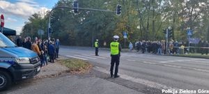 Dwóch policjantów Ruchu Drogowego pilnuje bezpieczeństwa na przejściu dla pieszych między cmentarzami na ulicy Wrocławskiej w Zielonej Górze