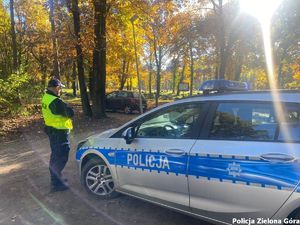 Policjant pilnuje porządku na terenie cmentarza