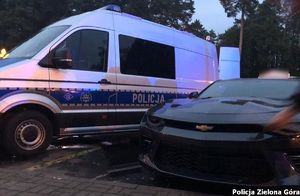 Kontrolowany przez patrol policji Chevrolet Camaro bez przednich tablic rejestracyjnych i z przyciemnionymi szybami