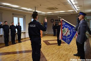 Pięcioro nowych policjantów ślubuje na sztandar Komendy Miejskiej Policji w Zielonej Górze