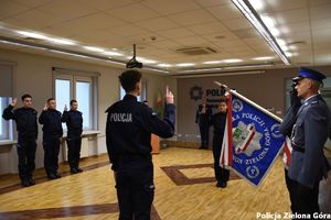 Pięcioro nowych policjantów ślubuje na sztandar Komendy Miejskiej Policji w Zielonej Górze