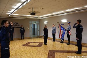 Pięcioro nowych policjantów ślubuje na sztandar Komendy Miejskiej Policji w Zielonej Górze