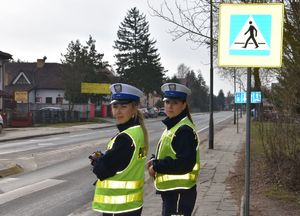 Dwie policjantki Ruchu Drogowego pilnują bezpieczeństwa na drodze