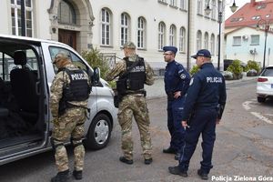 Policjanci obok budynku rektoratu uniwersytetu zielonogórskiego