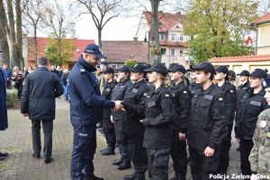 Opiekun klas policyjnych Aspirant sztabowy Kamil Sałek gratuluje uczniom