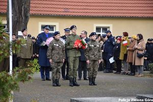 Uczniowie i delegacje ze służb mundurowych składają kwiaty pod Pomnikiem Pamięci w centrum Czerwieńska