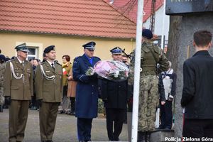 Zastępca Komendanta Miejskiego Policji w Zielonej Górze komisarz Krzysztof Marciniak składa kwiaty pod pomnikiem